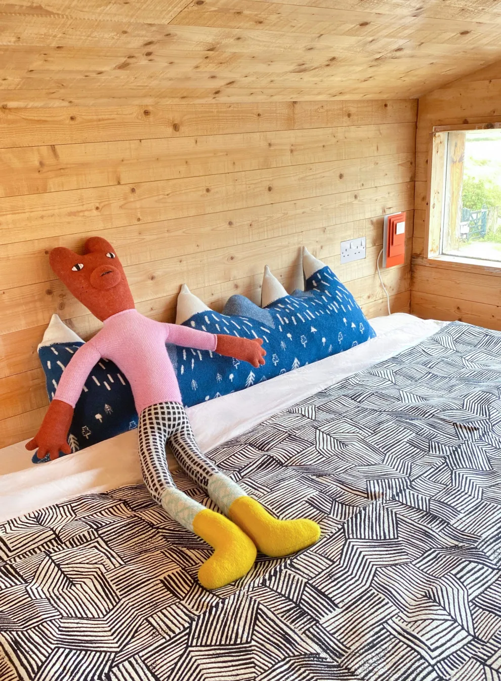 Mini Giant Creature - Brown Bear